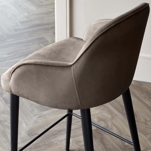 Tabourets <span class=keywords><strong>de</strong></span> <span class=keywords><strong>bar</strong></span> modernes en <span class=keywords><strong>velours</strong></span> <span class=keywords><strong>taupe</strong></span> avec accoudoirs incurvés, chaises <span class=keywords><strong>de</strong></span> <span class=keywords><strong>bar</strong></span> rembourrées avec pieds en métal noir mat et repose-pieds intégré - Product Image 3