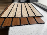Panneaux muraux en PVC rainurés, matériaux décoratifs en plastique pour l'intérieur