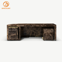 Bureau de direction moderne de luxe, texture marbre brun, accents dorés, table d'écriture pour bureau à domicile, mobilier haut de gamme pour salle d'étude