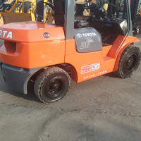 Chariot élévateur diesel Toyota FD30 d'occasion, excellent état, fourche 125 mm, longueur 1220 mm, 3000 kg, moteur, pompe, roulement.