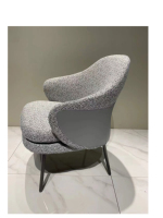 Fauteuil rembourré moderne, chaise longue incurvée avec revêtement en cuir bouclé et pieds en métal noir pour salon