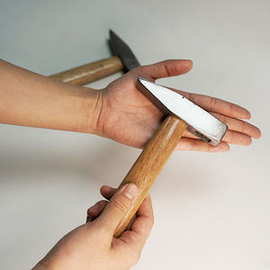 Marteau en acier au carbone robuste avec manche en bois de hêtre, outil manuel court et puissant pour le travail professionnel du métal - Product Image 1
