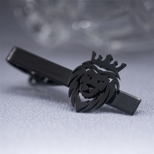 Clip de Corbata de Acero Inoxidable con Baño de Oro PVD y Logotipo de León, para Hombre, Venta al Por Mayor - Product Image 3