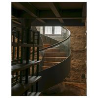 Escalier intérieur classique en bois massif Prima, escalier courbé avec marches en verre trempé