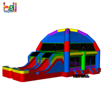 Grand château gonflable commercial arc-en-ciel avec toboggan aquatique intégré pour parcs d'attractions et locations d'événements pour enfants
