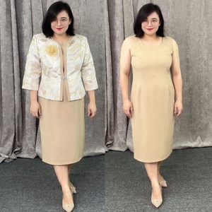 Traje de lujo dorado claro de dos piezas para mujer, talla grande, ideal para iglesia, domingo o negocios. - Product Image 2