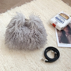 WB147 toptan sıcak satış kabarık isıtıcı Faux kürk Tote çanta kadınlar için çanta Plushy omuz çantaları ve ayakkabı seti - Product Image 4
