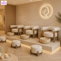 Fauteuils de pédicure élégants à dossier court pour salon de beauté et spa, station de pédicure de luxe beige avec plateforme de plomberie