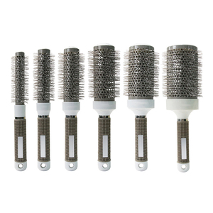 <span class=keywords><strong>Spazzola</strong></span> <span class=keywords><strong>per</strong></span> <span class=keywords><strong>Capelli</strong></span> in Ceramica Resistente al Calore, <span class=keywords><strong>Spazzola</strong></span> Districante <span class=keywords><strong>per</strong></span> Parrucchieri, Prezzo all'Ingrosso, <span class=keywords><strong>Spazzola</strong></span> Rotonda Ionica in Plastica ABS e Nylon - Product Image 6