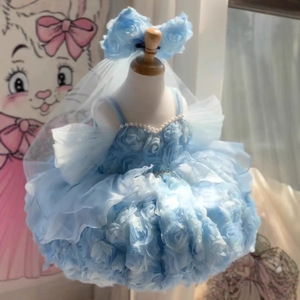 Abito da bambina di lusso azzurro cielo con rose 3D, su misura, modello a balze, per concorsi di bellezza, damigelle, matrimoni e feste, con perle - Product Image 1