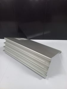 โปรไฟล์อลูมิเนียมรูปตัวแอล 6005-T6 แบบอัดขึ้นรูป ผิวแบบไมล์ฟินิชหรือเคลือบอะโนไดซ์ใส สำหรับวัสดุก่อสร้างและระบบแผงโซลาร์เซลล์บนพื้นดิน อินโดนีเซีย - Product Image 5