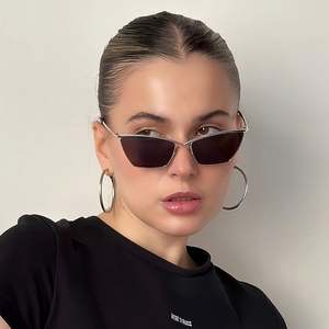 Gafas de Sol Rectangulares Retro Personalizadas con Logotipo para Mujer, Montura Metálica, Protección UV400, Estilo Ojo de Gato - Product Image 3