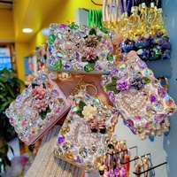 Miroir de maquillage compact en forme de cœur avec strass et perles, porte-clés, breloque de sac à main pour femmes, idéal pour les cadeaux (vente en gros)