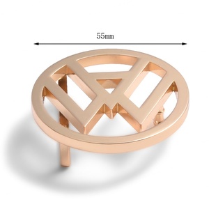 Hebilla de Cinturón Metálica de Alta Calidad, Diseño Redondo con Letra y Logotipo de Auto en Oro Rosa - Product Image 6