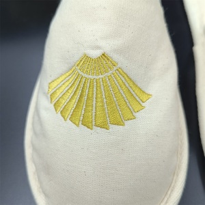 Chaussons <span class=keywords><strong>Mandarin</strong></span> écologiques personnalisés biodégradables en coton avec logo du secteur brodé à bout fermé et semelle en bois - Product Image 4