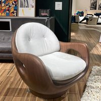 Fauteuil Lounge en Bois Design Nordique, Style Minimaliste Créatif avec Accoudoirs pour se Détendre dans le Salon, Style Scandinave