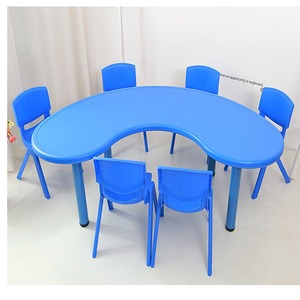 Table incurvée en plastique en forme de lune pour enfants, table à manger semi-circulaire pour la maternelle avec élévateur pour l'apprentissage du dessin - Product Image 5