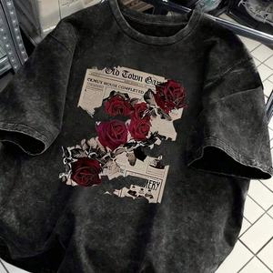 T-shirt Streetwear Oversize à Épaules Tombantes, Effet Délavé à l'Acide, avec Imprimé Vintage Rose Rouge et <span class=keywords><strong>Journal</strong></span> Ancien de <span class=keywords><strong>la</strong></span> Ville - Product Image 1