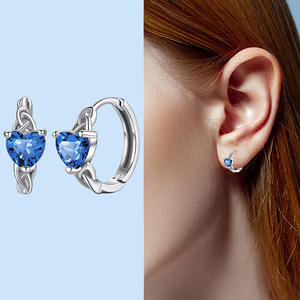 Boucles d'oreilles clous Tiffany & Co. en argent 925 avec cristaux et strass, sertissage griffe, romantiques, pour femme, usage quotidien - Product Image 3