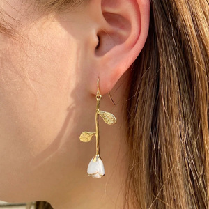 Orecchini Pendenti Lunghi con Foglie e Rose Bianche per Donne, Stile Francese, Accessori Floreali per Uso Quotidiano - Product Image 6