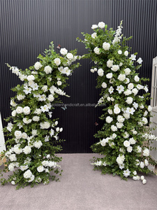 Arco Floreale di Alta Qualità con Foglie Verdi e Decorazioni a Corno per Matrimoni - Product Image 5