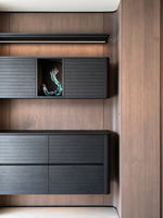 Buffet suspendu en placage de bois profond à coins arrondis de style italien, vitrine intégrée avec bande lumineuse, armoire sur mesure pour toute la maison