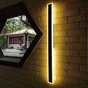 Lampada da Parete LED Solare da Esterno per Giardino, Moderna e Semplice, Lampada da Parete Lunga per Villa e Porta - Product Image 1
