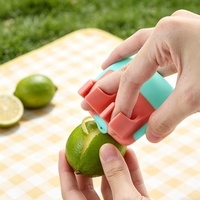 Éplucheur manuel créatif pour légumes, fruits, pommes de terre et pommes, en acier inoxydable, plastique et silicone, avec lame tranchante et poignée ergonomique double pour les doigts