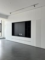 Meuble TV moderne minimaliste avec tiroirs et étagères ouvertes noir et blanc pour salon