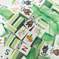 Jeu de tuiles de mahjong américain vert, tuiles translucides marbrées avec des motifs gravés de Joker et de fleurs, idéal pour les cadeaux