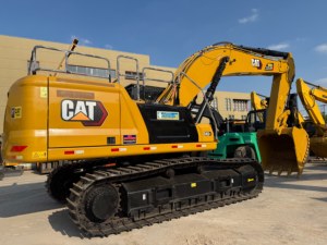 Excavatrice sur chenilles CAT 345GC d'occasion, cabine large et transparente, utilisation sécurisée pour le creusement de grands fossés et le tri des roches. - Product Image 1
