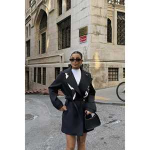 Manteau long en cuir noir pour femme Hosanna, rembourrage en coton, fermeture à simple boutonnage, taille plus, imprimé d'hiver, décoration personnalisée - Product Image 6