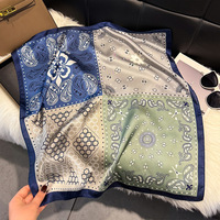 100 couleurs de foulards élégants en fausse soie, foulards carrés en satin de soie avec motifs, foulard en satin de soie imprimé sur mesure pour femmes