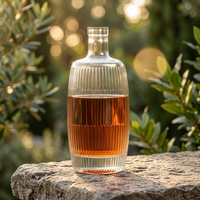 Bouteille en verre côtelée de 500 ml en forme de baril, bouteille de rhum ronde à rayures verticales avec bouchon en liège pour jus de fruits, boissons et spiritueux