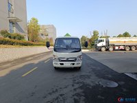 Camion-citerne compact HOWO <5000L avec pompe et compteur, capacité 2,5 m³, transmission manuelle 4x2, neuf pour équipement de construction
