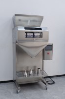 Machine de remplissage semi-automatique compacte pour granulés et clips en plastique