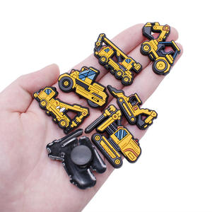 Vente chaude Ingénierie Véhicule Pelle Série Jardin Chaussure Charmes Dessin Animé PVC Chaussure Accessoires pour garçons Personnalisé - Product Image 3