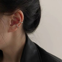 Les clips d'oreille offrent un style rétro français unique et cool pour les femmes. Ils sont décorés de perles, d'anneaux et d'autres accessoires.