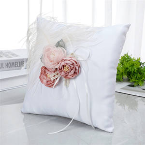 Cuscino Portafedi Nuziali in Stile Romantico Occidentale, Bianco con Fiori Artificiali e <span class=keywords><strong>Piume</strong></span>, 20x20cm, Porta Anelli Quadrato per la <span class=keywords><strong>Sposa</strong></span> - Product Image 3