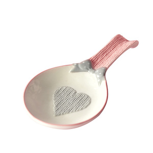 Soporte de cuchara de cerámica al por mayor, soporte de cuchara de porcelana de corazón rosa para el hogar, palillos de cerámica para Cocina - Product Image 1