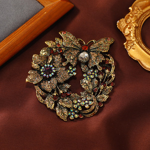 Broche de aleación de zinc con incrustaciones de diamantes, estilo barroco vintage, con diseño intrincado de mariposa y flor, elegante y versátil, unisex, para abrigos. - Product Image 2
