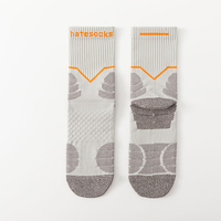 Chaussettes de sport montantes respirantes en tricot rayé pour hommes avec logo sur le revers, idéales pour l'automne et les activités de plein air