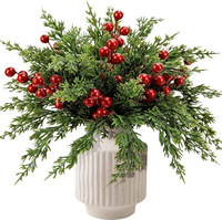 Bouquet de branches artificielles de pin et de cèdre faites à la main avec baies rouges et lotus, arrangement floral DIY pour centres de table de mariage et de Noël