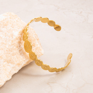 กำไลข้อมือลายดอกไม้ผีเสื้อฉลุลาย ชุบทอง 18K สแตนเลสสตีล สไตล์วินเทจ ของขวัญเครื่องประดับสำหรับผู้หญิง - Product Image 3