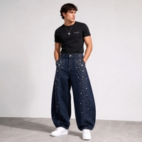 Jeans vintage oversize pour homme, couleur indigo foncé, avec broderies étoiles, lunes, fleurs, strass et perles sur toute la surface, coupe ballon à jambe large, pour l'hiver