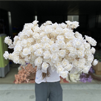 D-SR001 Roses blanches pas chères à longue tige, 5 têtes, roses en soie, fleurs artificielles pour mariage, décoration de la maison, arche de fleurs