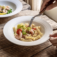 Assiette à pâtes en céramique à texture spirale nordique de 10 pouces, bol à soupe en porcelaine blanche, fabrication sur mesure OEM pour restaurant