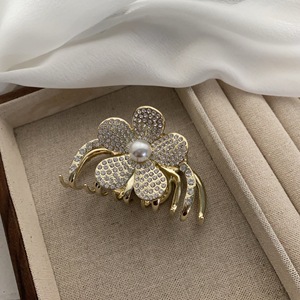 Pinza de Pelo Moderna y Elegante con Perlas y Flores, Accesorio de Decoración para el Cabello de Aleación para Niñas, para Uso Diario - Product Image 2