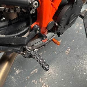 Kit de pédale de frein arrière et de repose-pieds en aluminium pour <span class=keywords><strong>moto</strong></span>, compatible avec 790 DUKE 890 DUKE R <span class=keywords><strong>1290</strong></span> Super Duke GT - Product Image 3