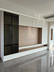 Meuble TV mural intégré avec tiroirs et étagères ouvertes en chêne beige - Taille personnalisée, fabrication directe d'usine - Product Image 1
